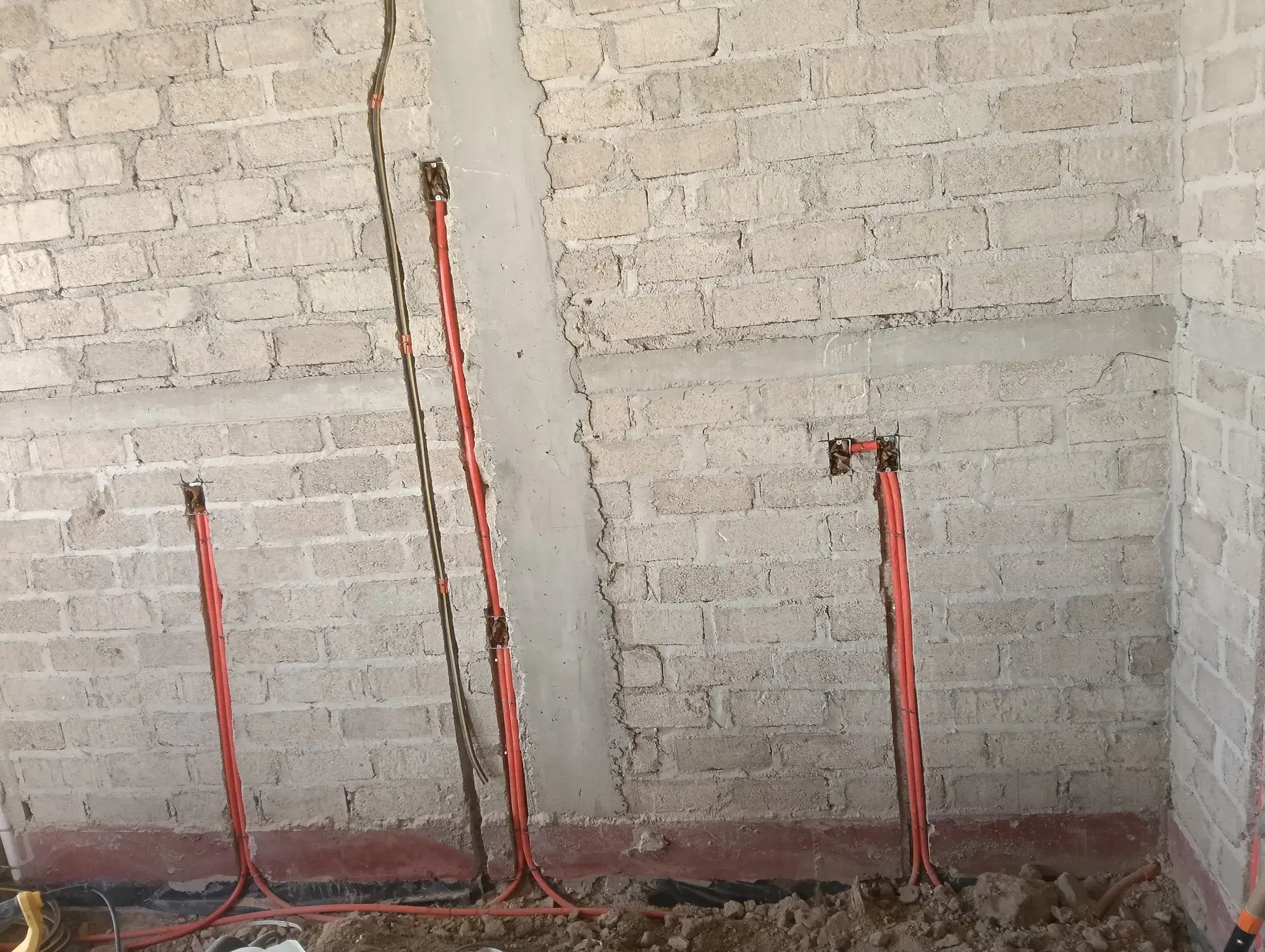 instalacion-de-electricidad-en-plomeria-general.webp